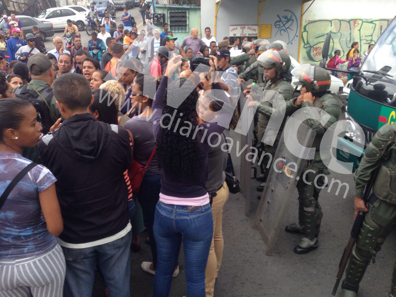 #EsNoticia  Por falta de comida protestan en Los Teques  y llegó hasta el antimotín