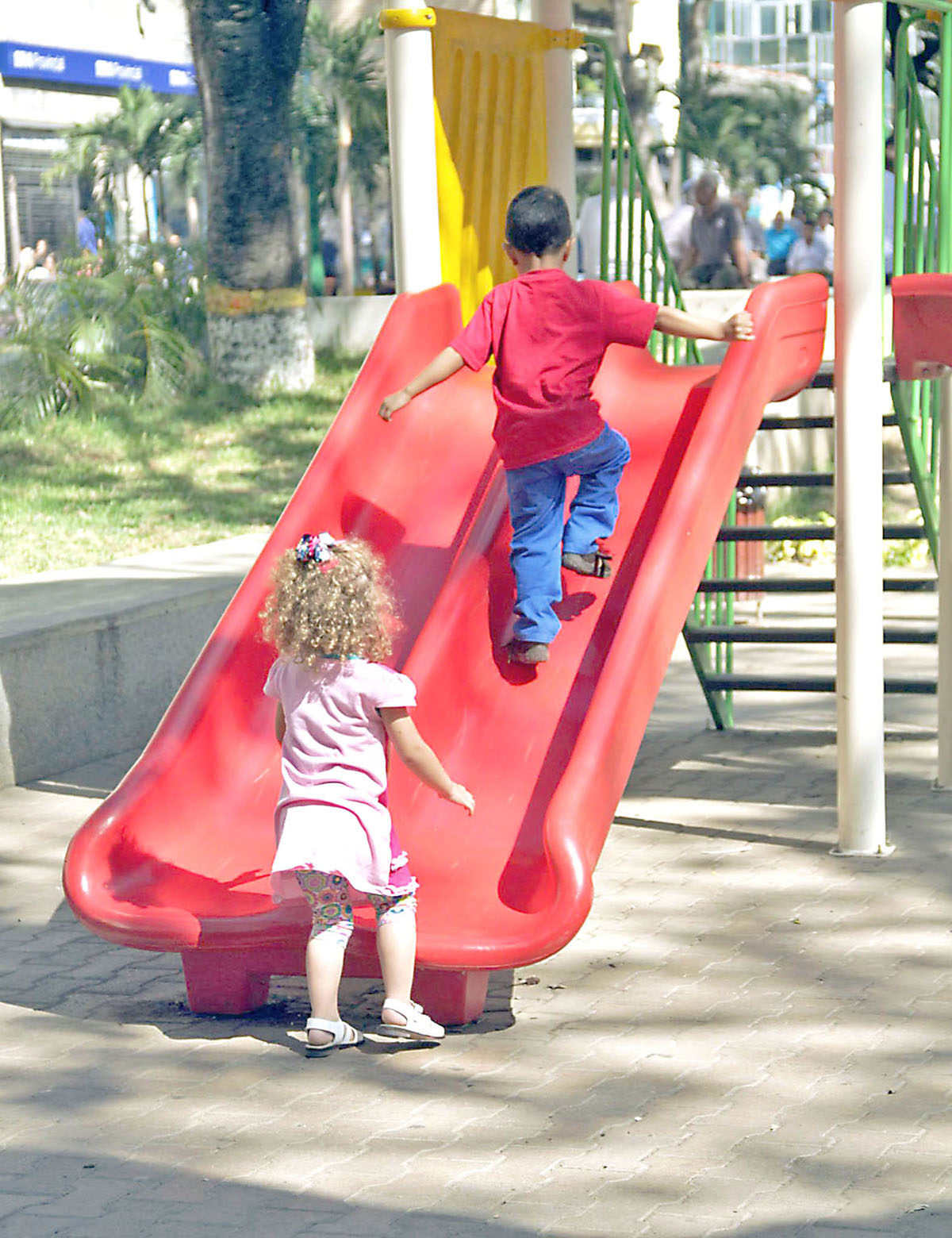 Niños con déficit hormonal crecen menos de cinco centímetros al año