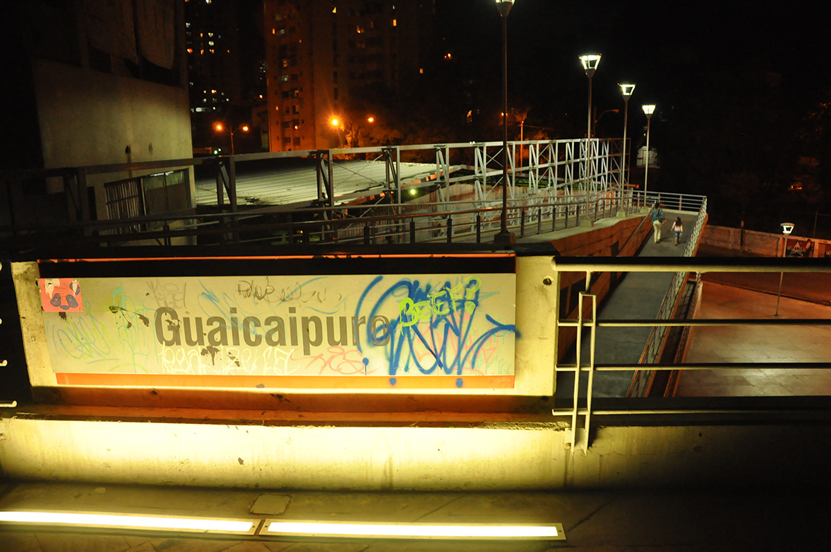 Encuentran cadáver en caminería de estación de Metro Guaicaipuro