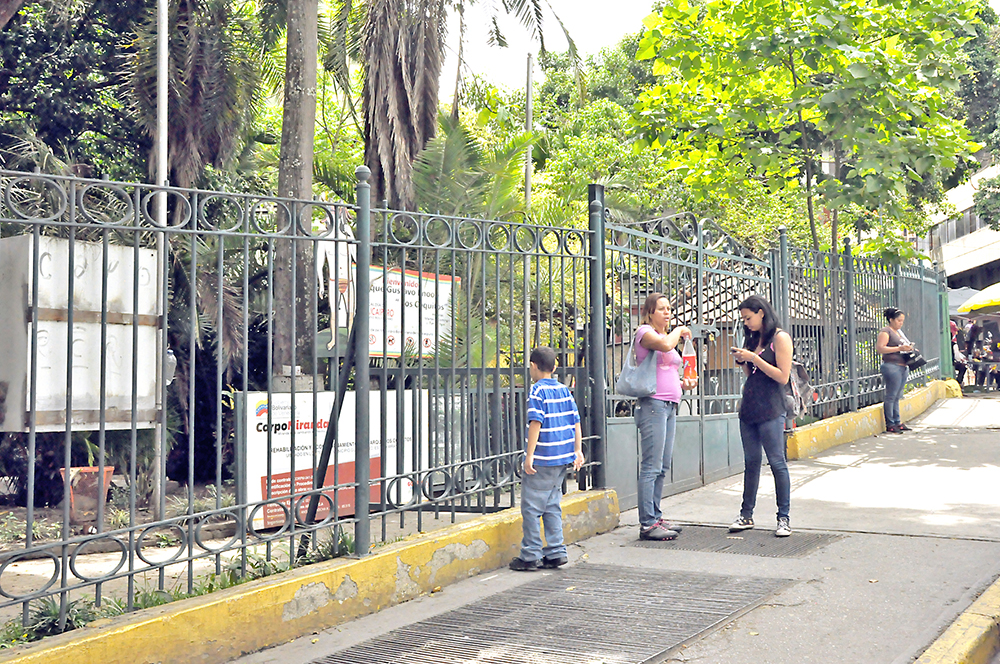 Los Coquitos sigue trancado