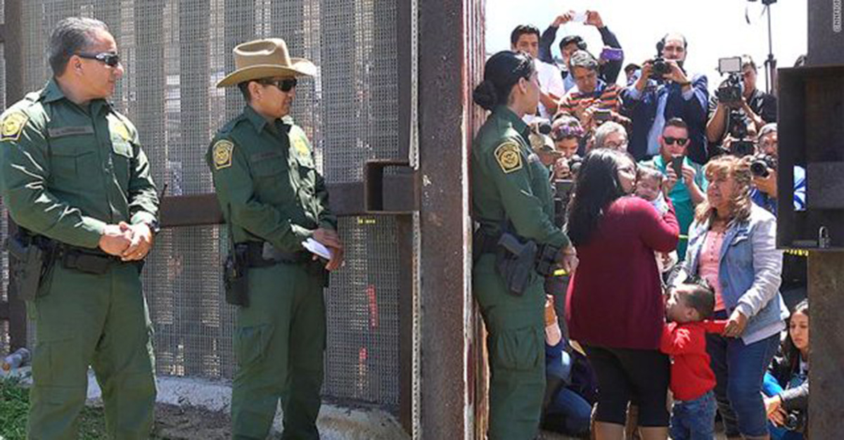 Una vez al año abren muro fronterizo por tres minutos a familias mexicana seleccionadas para el  reencuentro