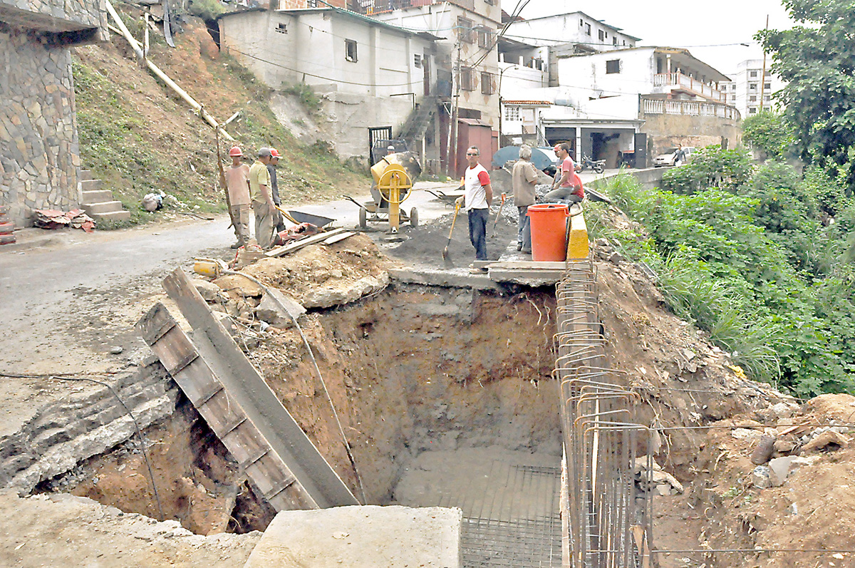Construyen muro para estabilizar talud