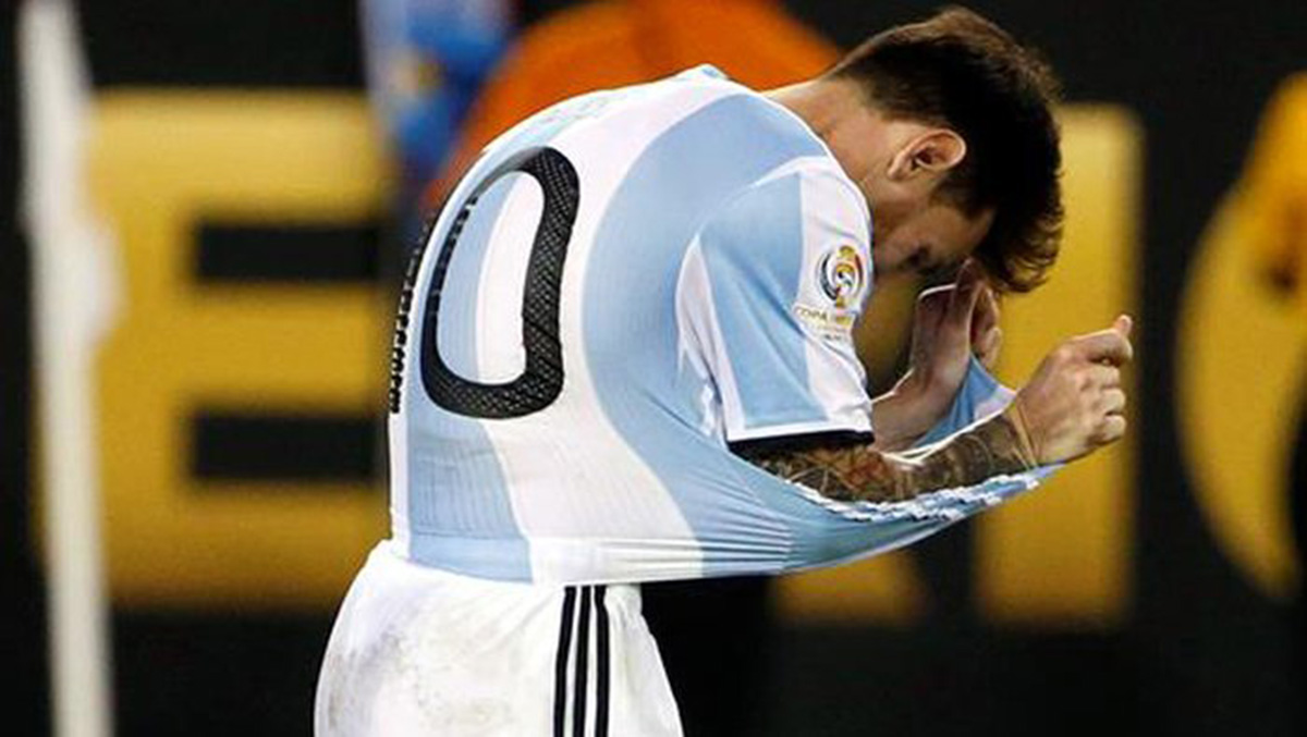 Lionel Messi derrotado anuncia su posible salida de la selección argentina