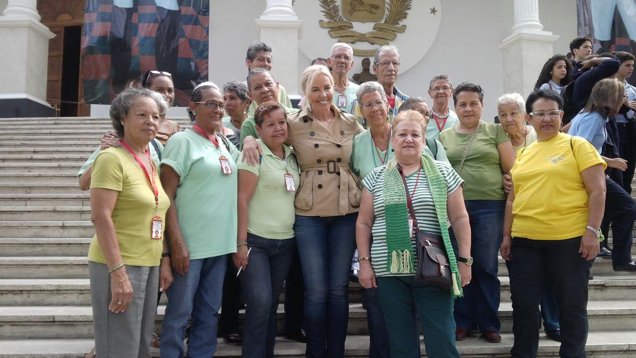 Abuelos conocieron sede de la Asamblea Nacional