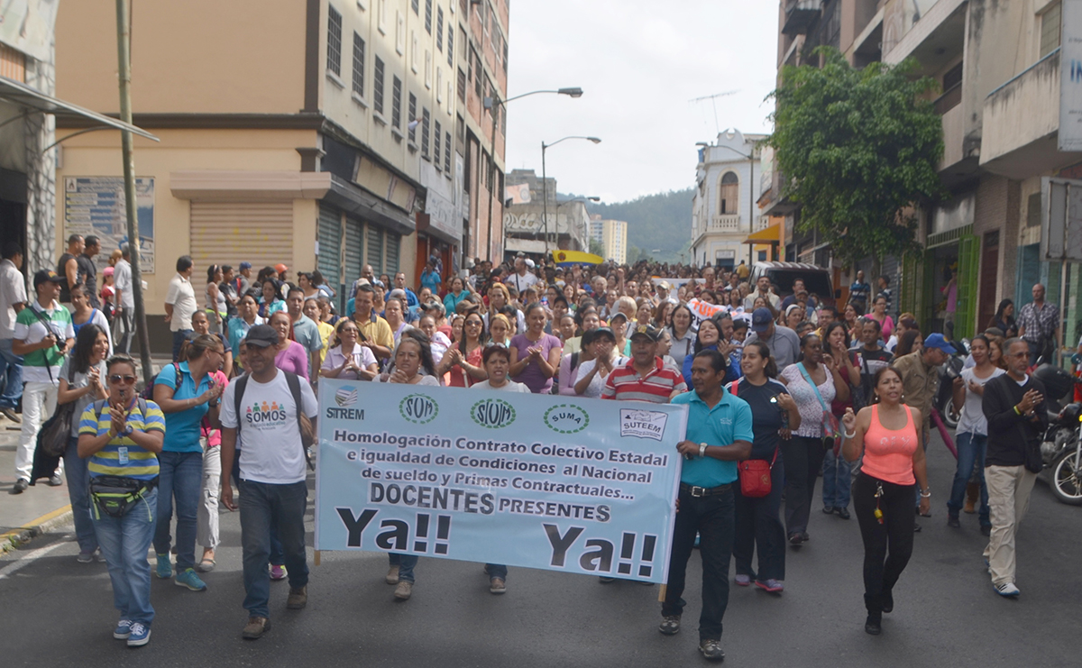 Docentes tomaron calles tequeñas