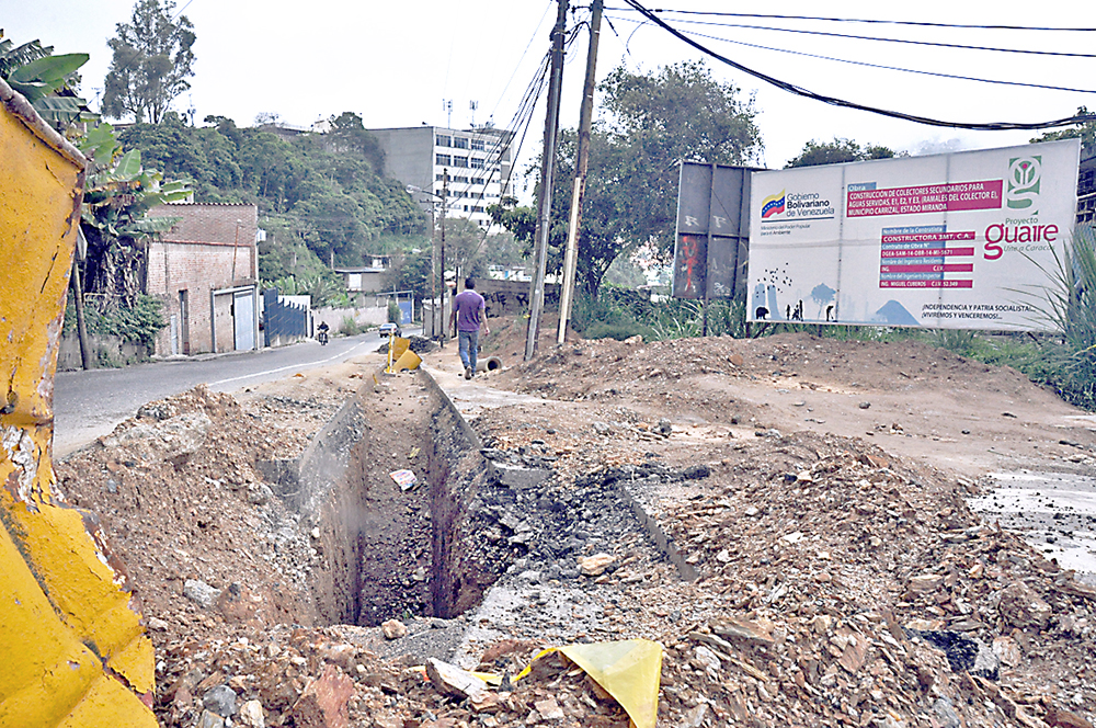 Dejan chucuta  instalación de drenajes en Llano Alto