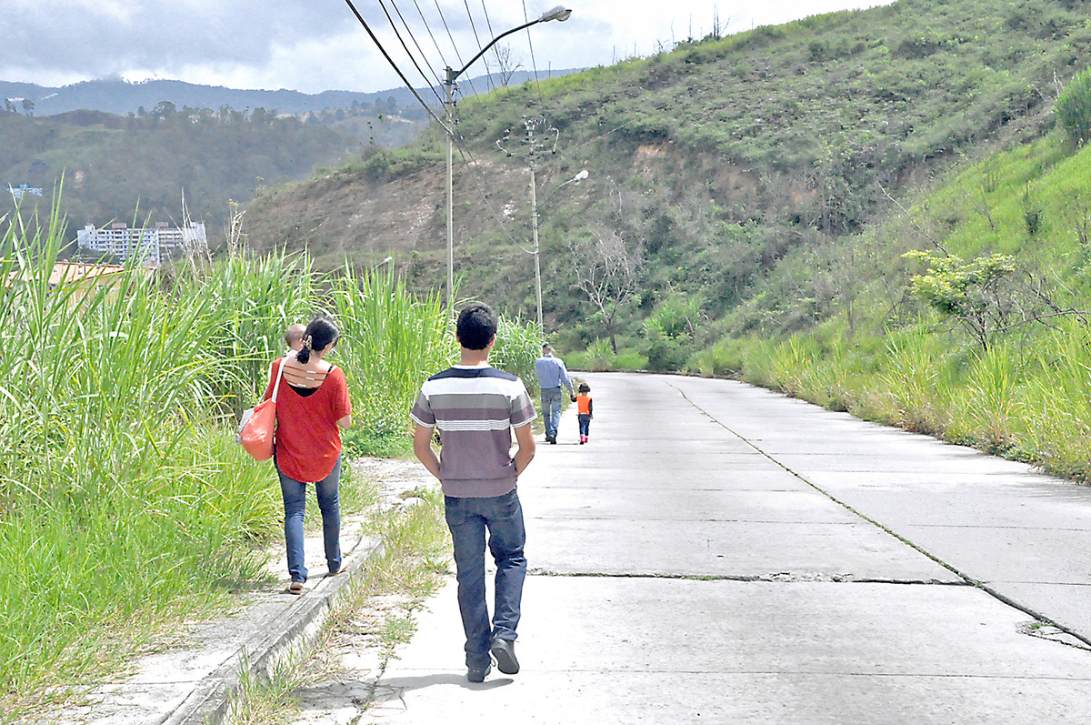 Vecinos de Alto Verde suben y bajan a pie