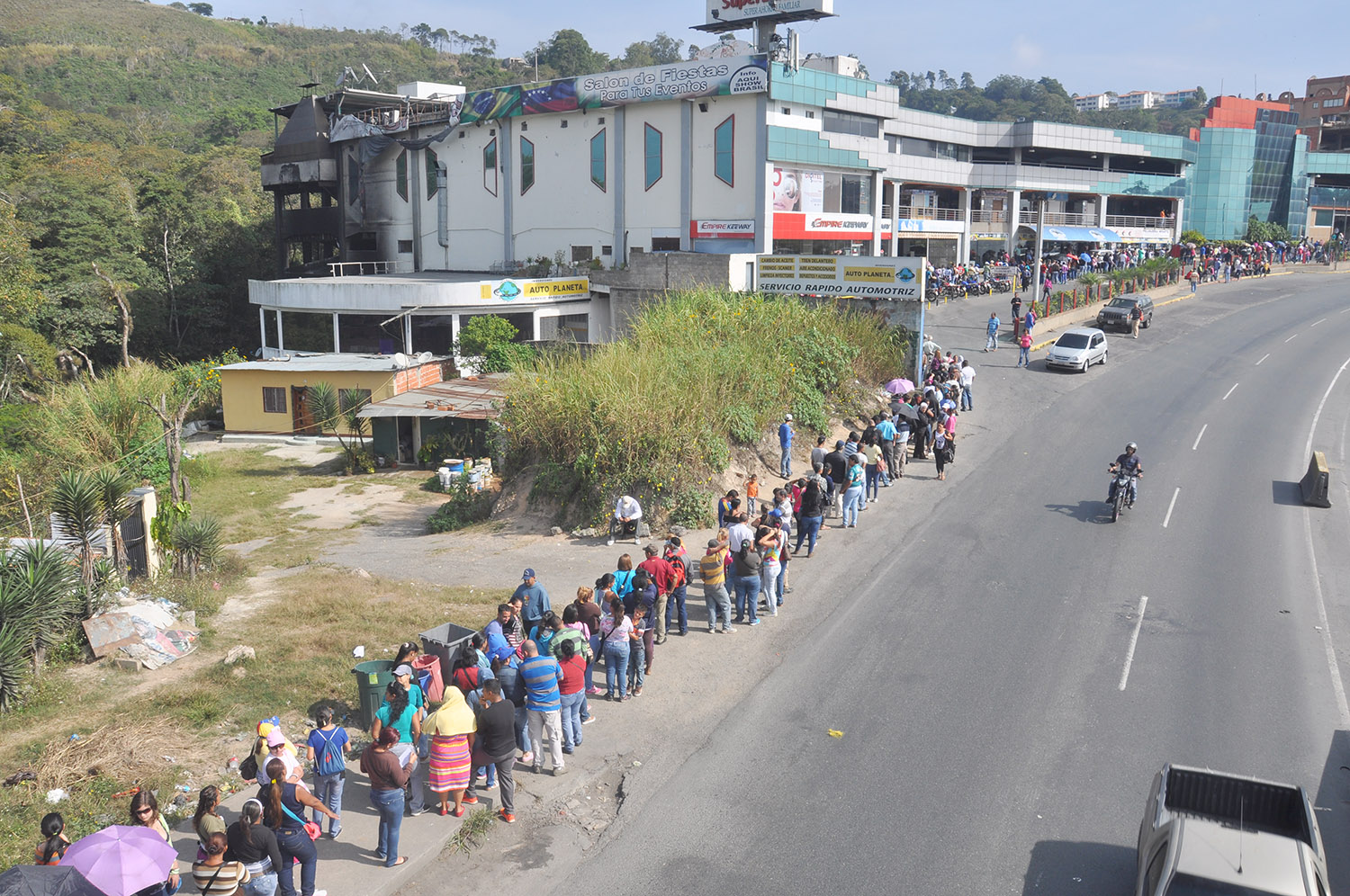 Tequeños pierden el día en una cola