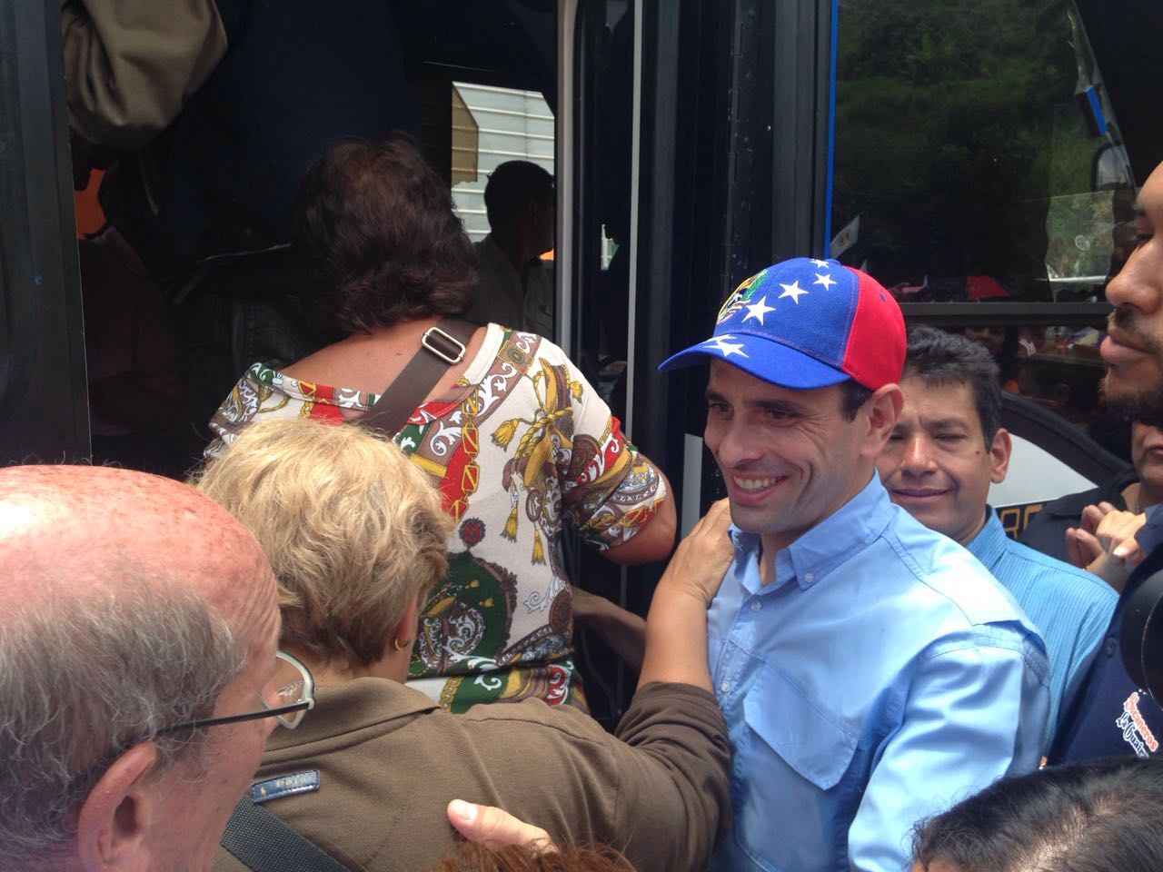 Capriles: 80 mil personas se quedan sin firmar por lentitud del CNE