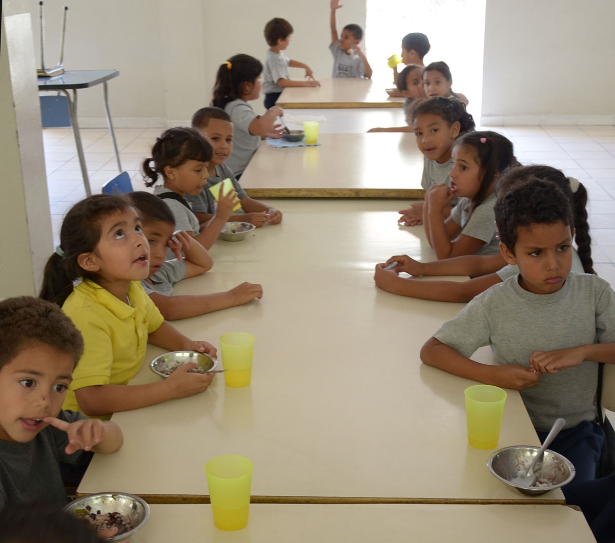 Estudiantes están comiendo arepas de avena y batata