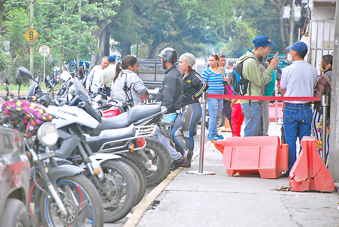 Transeúntes en peligro por obstrucción de acera