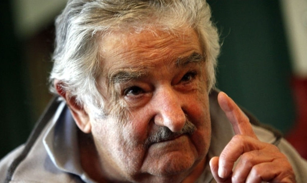Mujica: Venezuela necesita menos jueces y más albañiles