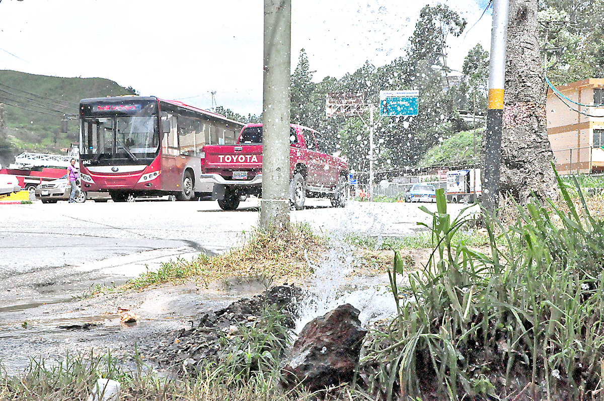 Tubería rota en la Víctor Baptista