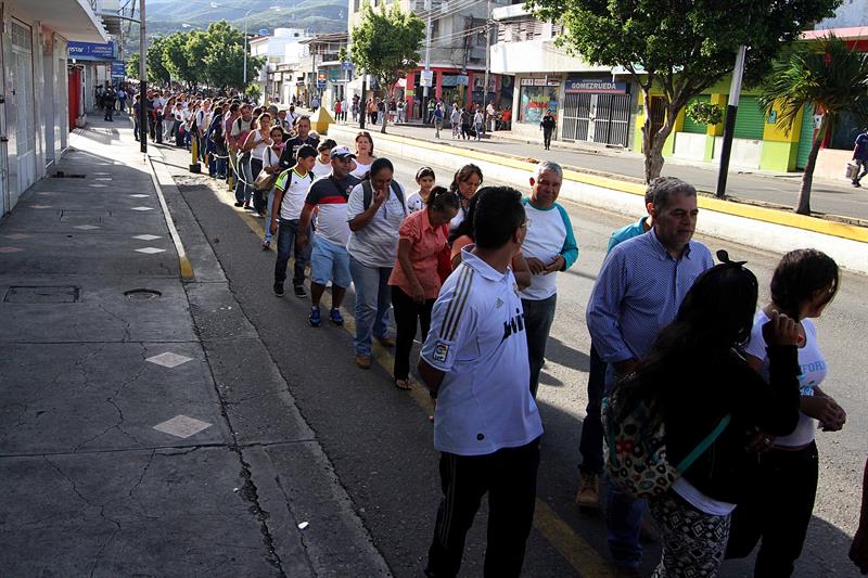 Miles de venezolanos cruzan a Colombia para comprar alimentos