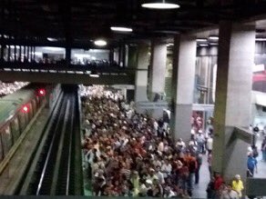 Por segundo día falla el Metro y desalojó a usuarios por túneles
