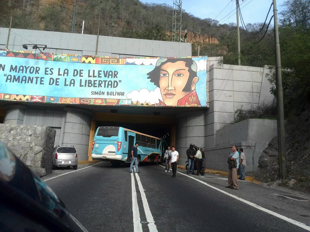 Vehículos atravesados y protesta colapsaron la autopista Caracas-La Guaira