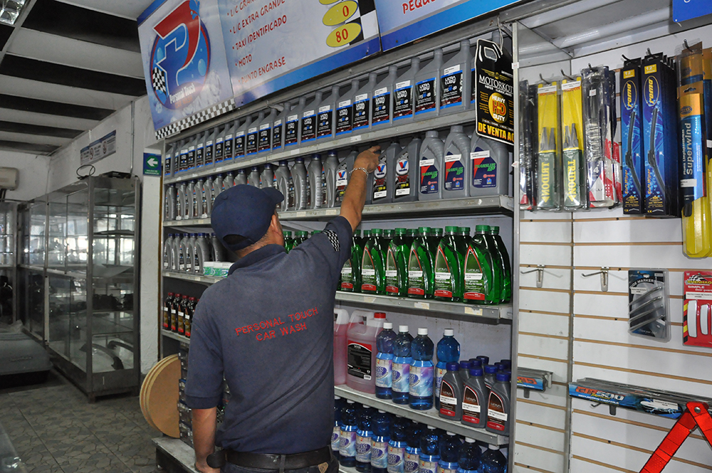 Cambiarle el aceite a un vehículo sale “cariñoso”