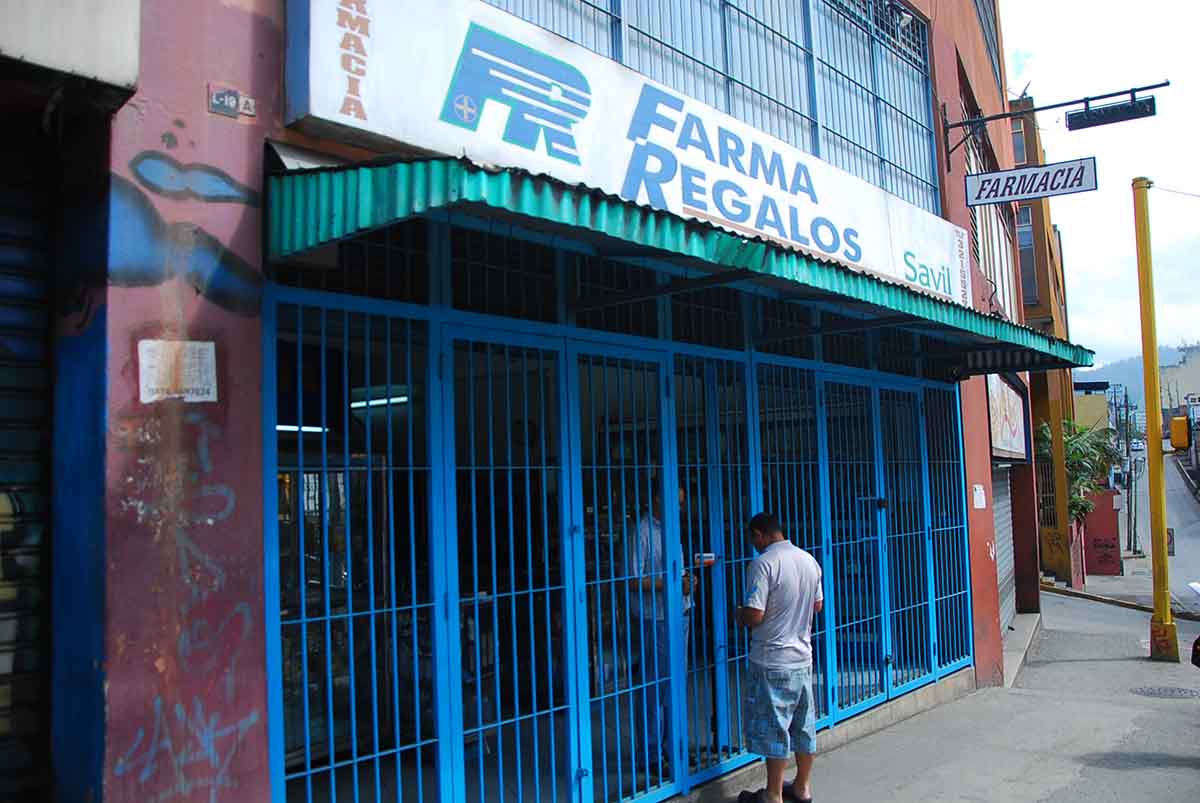 Por la inseguridad no abren farmacias los fines