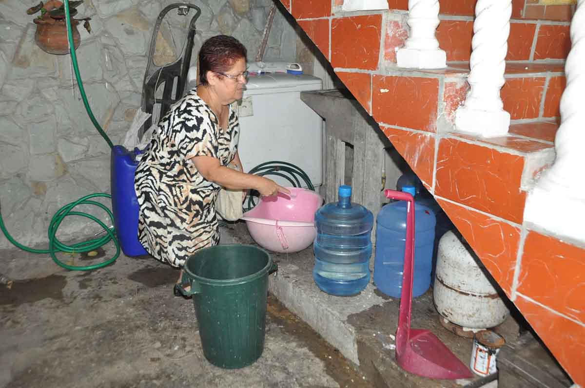 Con tobito se abastecen de agua en Los Alpes