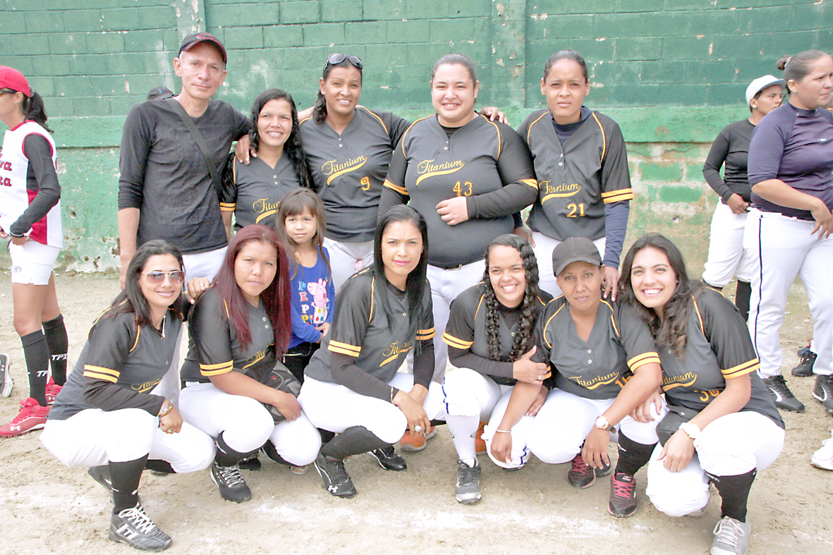 Titanium debutó cazando Víboras en softbol femenino