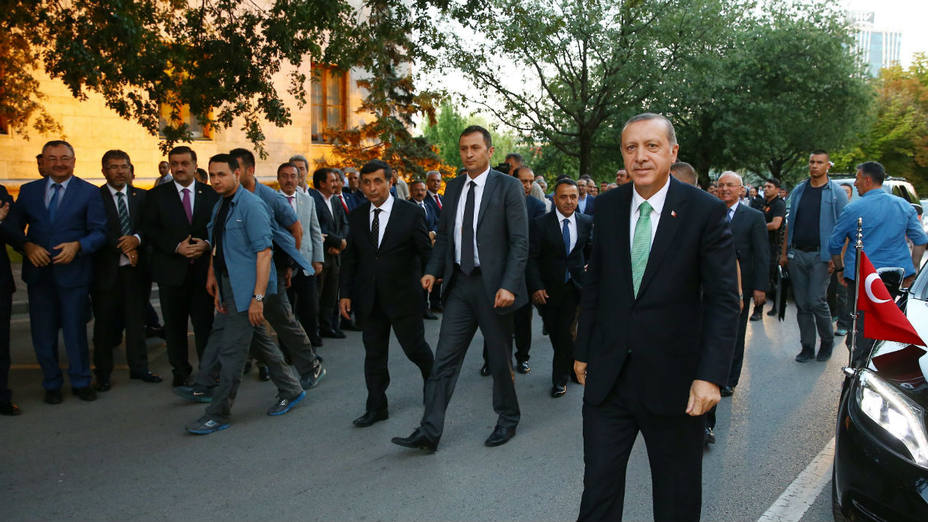 Erdogan amplía poderes policiales y cierre de escuelas privadas