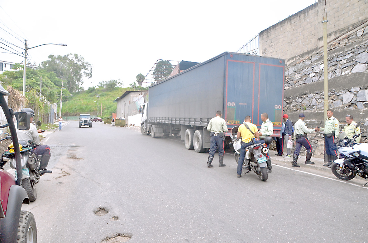 Casi saquean gandola de papel higiénico