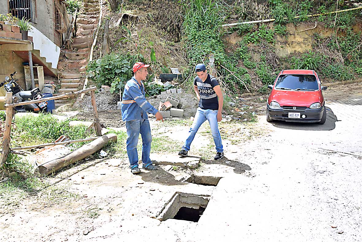 Habitantes de La Quebradita pasan roncha con el agua