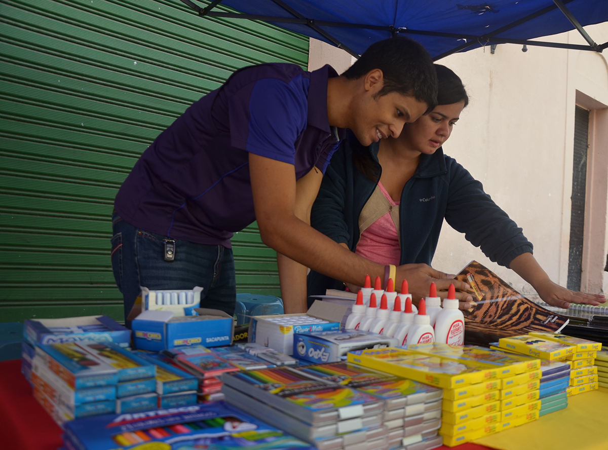 Realizan feria de libros en calle Guaicaipuro