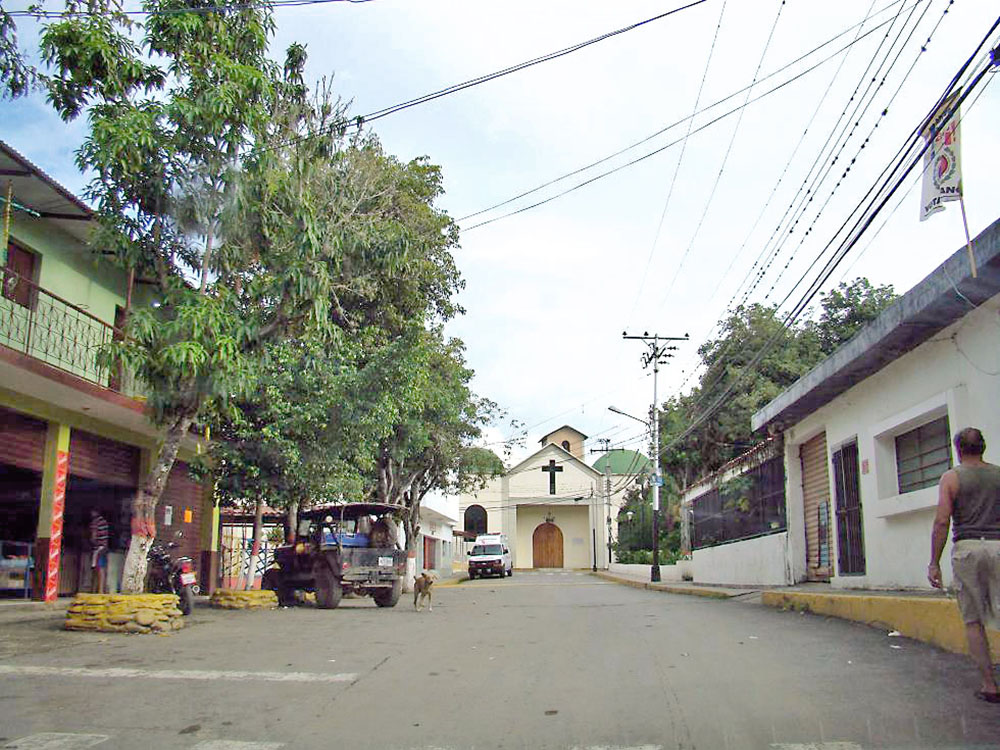 Dos bandas azotan a comerciantes  y vecinos de Tácata