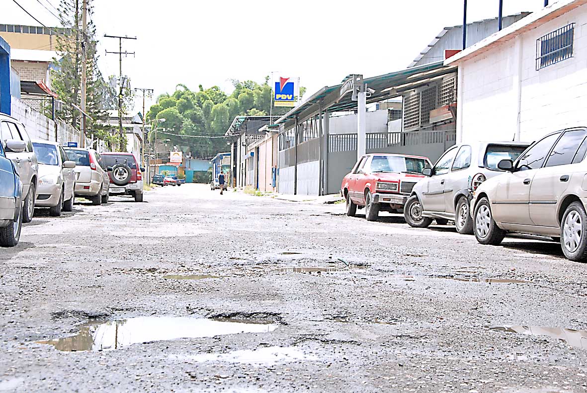 Repleta de huecos vialidad de Zona Industrial 2