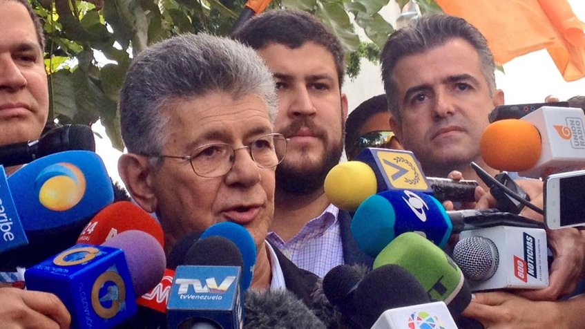 Ramos Allup denuncia que “grupos violentos” intentaron impedir su llegada a Maracay