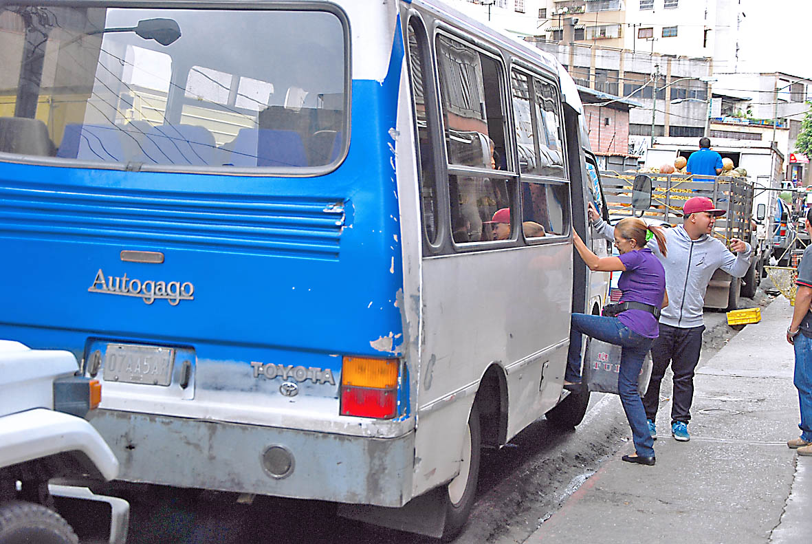 Federación Nacional de Transporte acordó pasaje en Bs.80