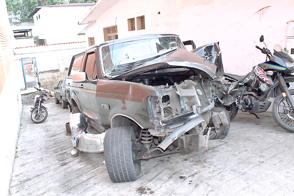 Robaron camioneta y se estrellaron cuando huían