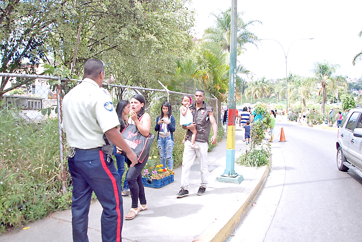 Retiran a 50 buhoneros  de la avenida Miranda