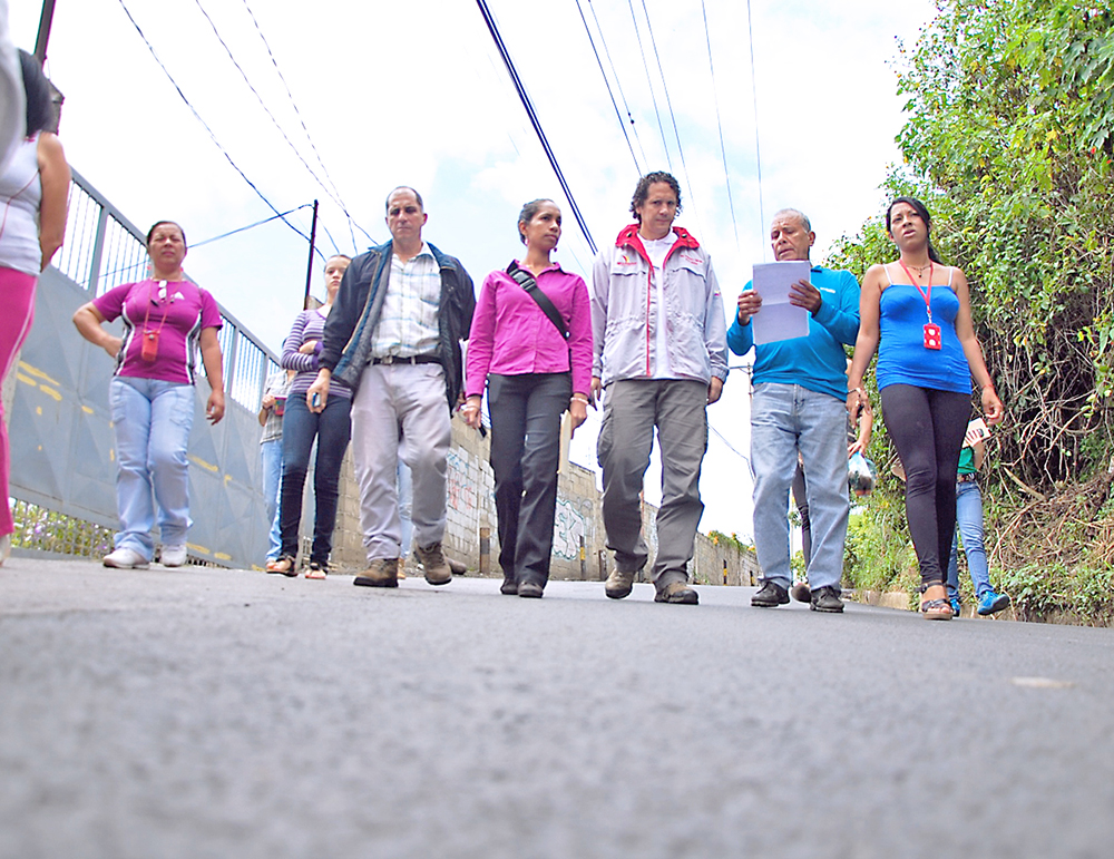 Alcaldía recupera 2.800 metros de vía en Rómulo Gallegos
