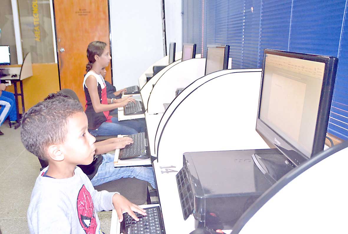 Niños aprenden computación en la Biblioteca Cecilio Acosta