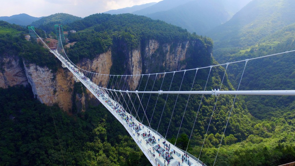 China inauguró el puente de cristal más largo y alto del mundo