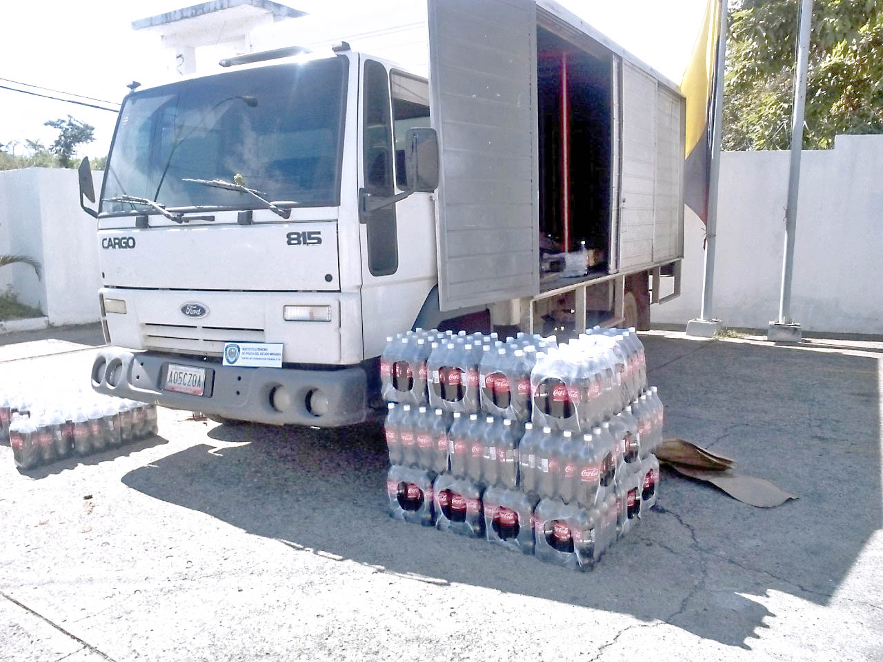 Vestidos de militares robaron camión de refresco