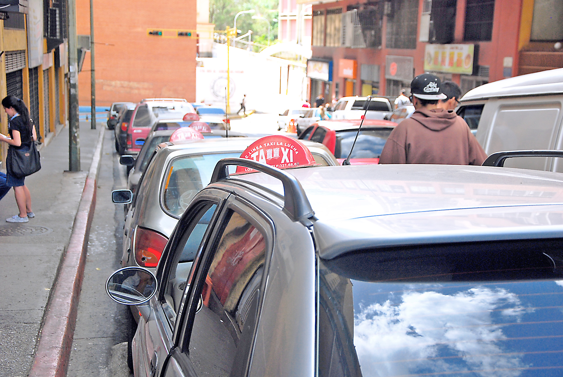 Taxistas solicitan renovación de flota