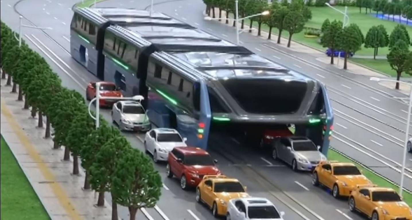 China prueba autobús del futuro que pasa por encima de los autos