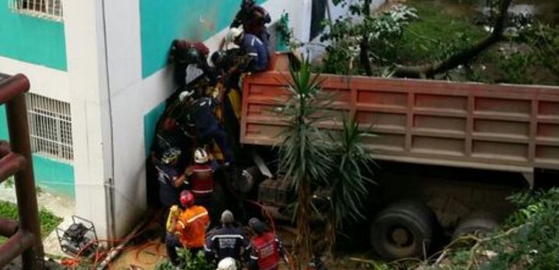 Un muerto en choque de camión contra edificio en Petare