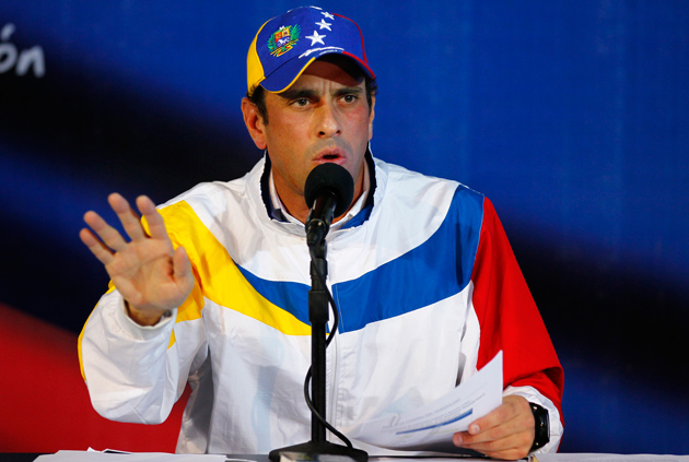 Capriles: Cada vez que el gobierno tiene el agua al cuello aparece Zapatero