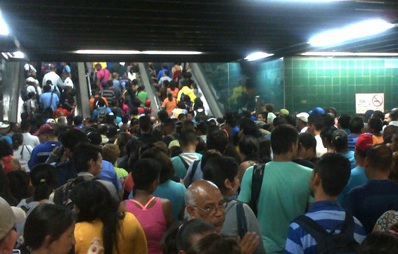 Cierre de estación causa fuerte congestión en el Metro de Caracas