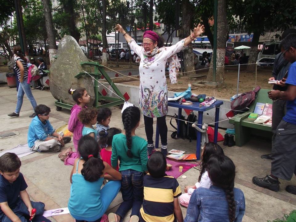 Carmen Díaz enamora a los niños con extraordinarios cuentos