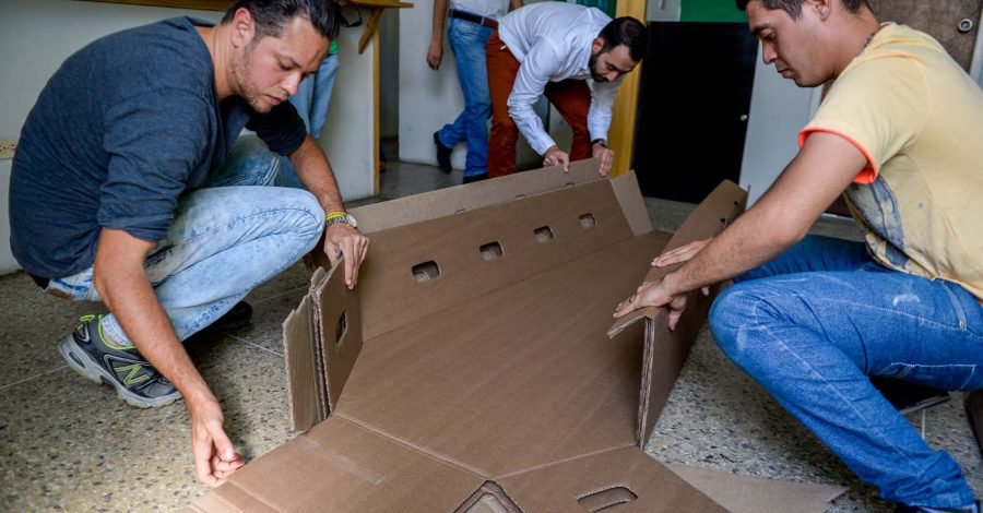 ¡Urnas de cartón! Morirse en Venezuela también es un lujo