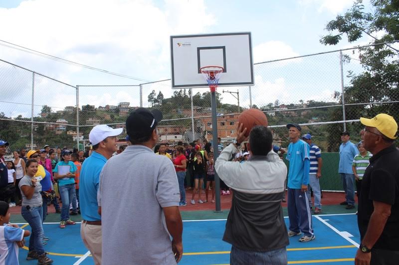 Gobierno de Miranda recuperó cancha deportiva en sector Rómulo Gallegos