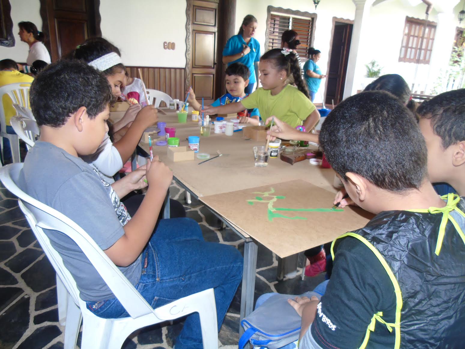 40 niños participan en Taller de Pintura sobre madera de Fundación Los Teques