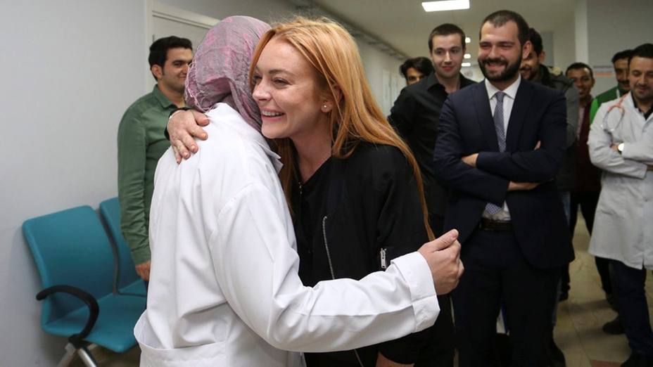Lohan visita hospital para refugiados sirios en Turquía