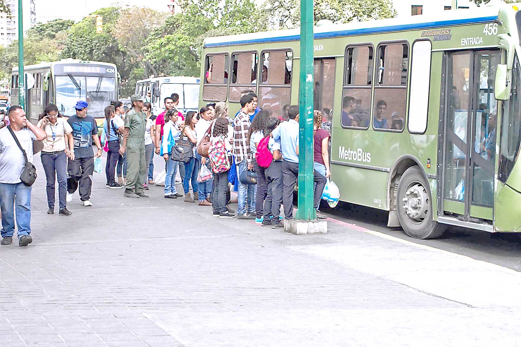 Ultiman a adolescente para robarle una tableta