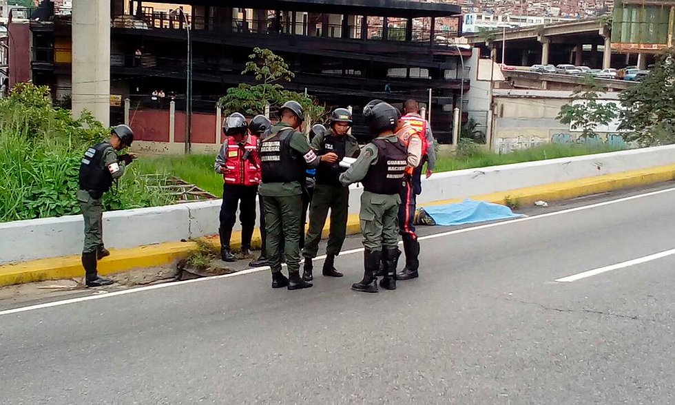 Hallan dos cadáveres maniatados en el distribuidor La Araña